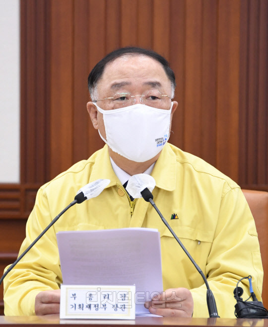 홍남기 부총리 겸 기획재정부 장관이 5월 12일 서울 광화문 정부서울청사에서 열린 '제35차 비상경제 중앙대책본부회의'를 주재, 모두발언을 하고 있다. <기획재정부 제공>